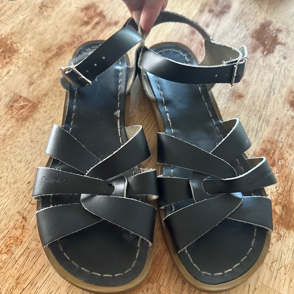 Black salt water Sandals size 6 (fit like women’s 7.5)